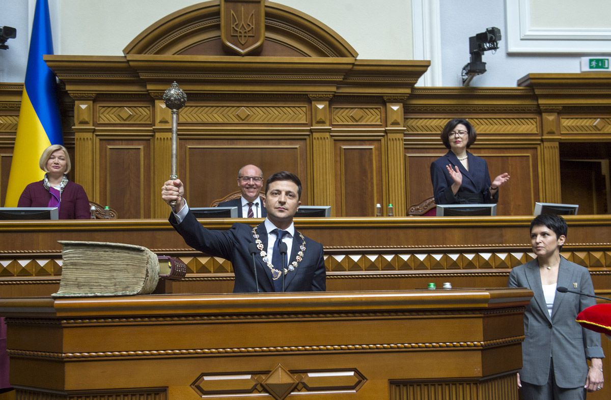 Попри «тектонічні» збурення, парламент працює